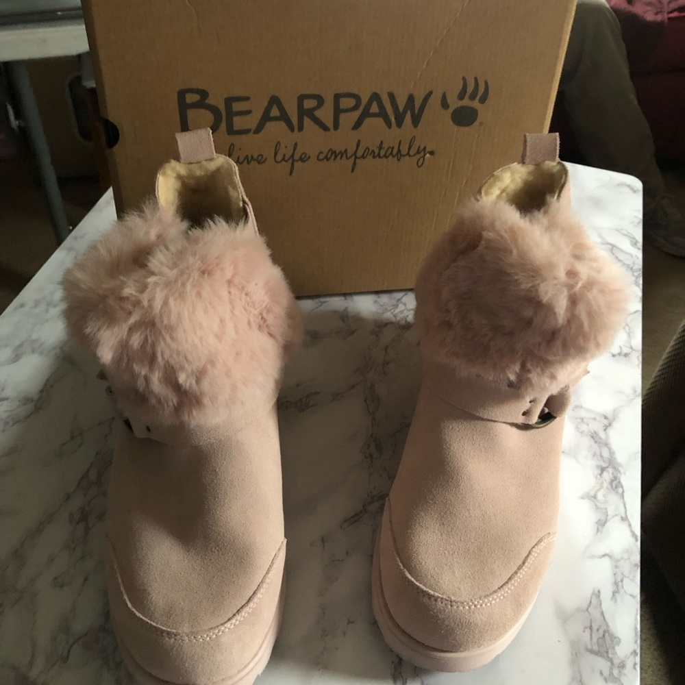 BEARPAW ROXY BOOTS - SIZE 10 -MEDIUM WIDTH.